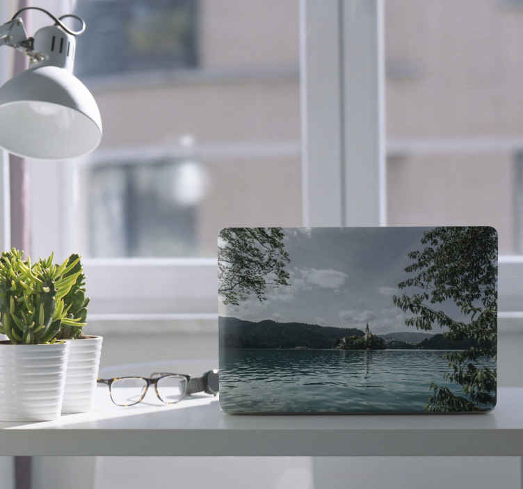 Vinilo para portátiles paisaje lago con castillo - TenVinilo