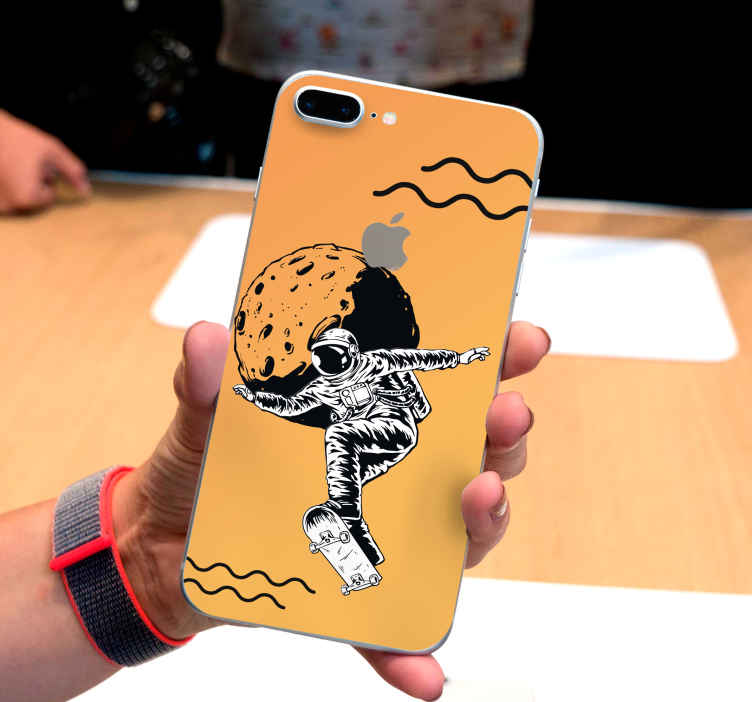 Asztronauta gördeszkás iphone matricával - TenStickers