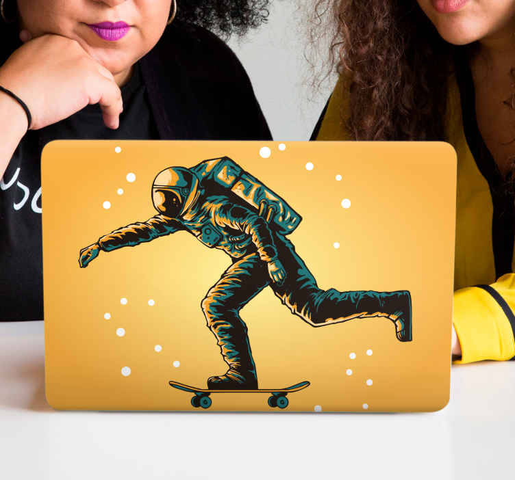 Sticker ordinateur portable cosmonaute faisant du skateboard - TenStickers