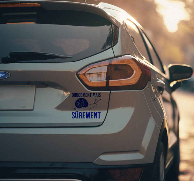 Autocollant voiture doucement mais sûrement - TenStickers