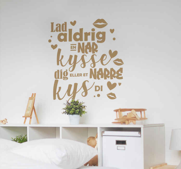 Wallsticker til stuen "lad aldrig en nar kysse dig" - TenStickers