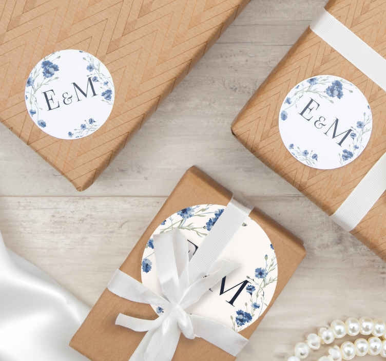 Sticker mariage fleurs bleues avec des majuscules - TenStickers