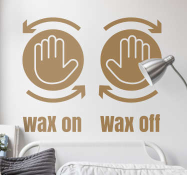 Dieses Wandtattoo spielt auf die Lektion aus dem U.S. Film Karate Kid an, in der es darum geht, mit links aufzutragen und mit rechts zu polieren.