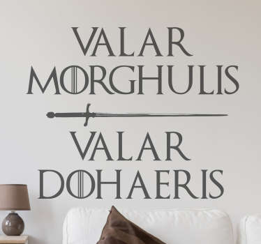 Vinilo frase que reza “Valar Morghulis, Valar Dohaeris” en Alto Valyrio.