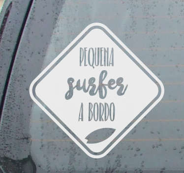 Autocolante para carro Pequena a Bordo. Proteja o seu bebe com este vinil autocolante de qualidade por um preço atrativo.