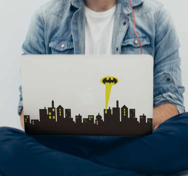 Vinilos decorativos para ordenador para fans del superhéroe hombre murciélago Batman con el skyline de Gotham y el famoso foco con el que se reclama su ayuda Una pegatina ideal para personalizar la tapa de tu PC Vinilos frikis para apasionados de los cómics y en especial de este personaje