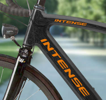 Está na hora de dares cor e personalidade à tua bicicleta com este espetacular vinil autocolante para bicicletas com o logo da Intense!