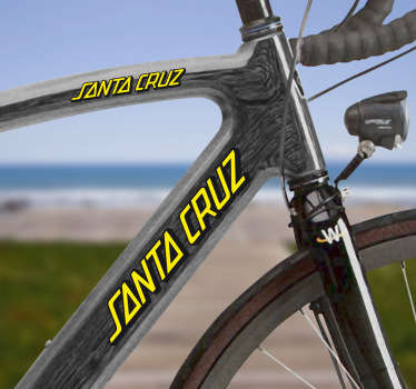 Personaliza o quadro e o guiador da tua bicicleta com este kit de autocolantes vinilicos para bicicletas com o logotipo marca "Santa Cruz" em amarelo.