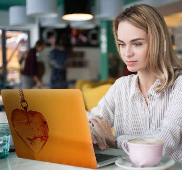 Sticker Ordinateur Portable Coeur en Pendentif - TenStickers