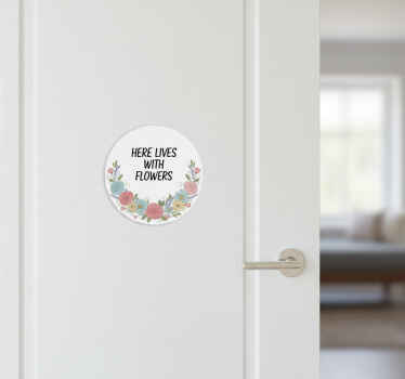 Tilpasses klistermærke her bor med blomster - TenStickers