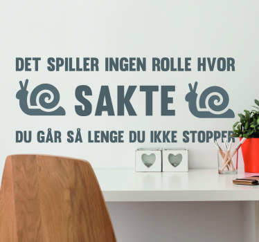 Det spiller ingen rolle hvor treg du går tekst klistremerke - Tenstickers