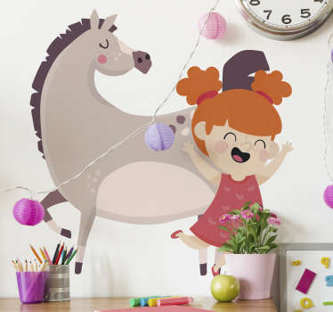Autocolante decorativo para quarto de criança com a imagem da Pipi das Meias Altas carregando o seu cavalo que os mais pequenos irão adorar.