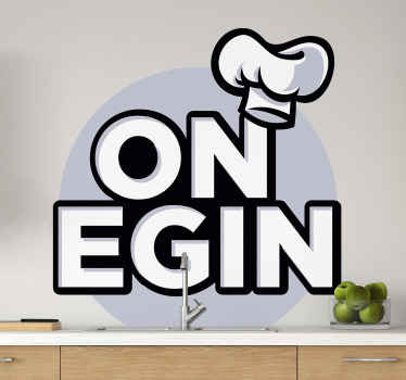Vinil decorativo simples na parede da cozinha com texto e um desenho de chapéu de chef. O design é elegante com o chapéu de chef em uma carta.