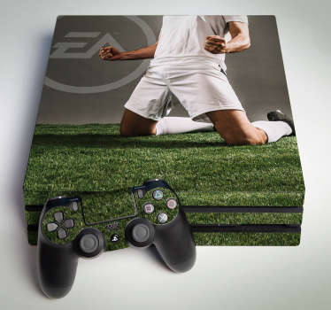 Increíble vinilo PS4 de FIFA con un jugador de fútbol de rodillas en césped celebrando un gol. Esta pegatina PS4 se coloca fácilmente.