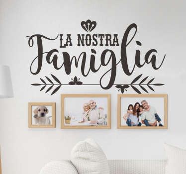 Frase adesiva per la casa "la nostra famiglia" - TenStickers