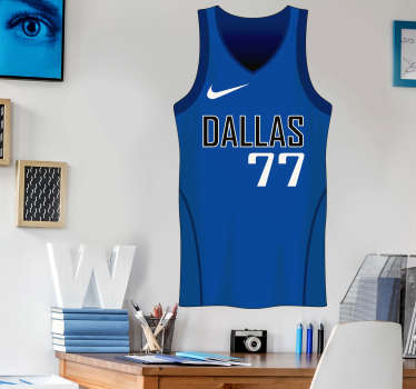 一个著名球员的篮子球衬衫墙贴，您可以在青少年房间里应用它来激发和使他们开心地运动。容易申请。