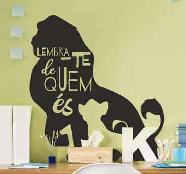 Decora o quarto dos teus filhos com este lindo autocolante de cinema para quarto infantil&nbsp;da frase "Lembra-te de quem és" do filmes da "O Rei Leão"!