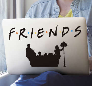 Autocolante em vinil para Macbook do logotipo de Friends e de uma silhueta da icónica imagem do elenco sentado no sofá, perfeito para o teu pc!
