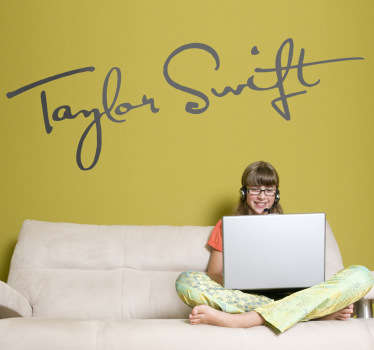 Adhesivo con el autógrafo de la cantante, actriz y compositora estadounidense de música country, Taylor Swift. Si adoras a esta artista no puede faltar este vinilo en tu habitación.