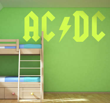 Adhesivo con las letras del grupo AC/DC. Componentes extravagantes y su estilo de música hard-rock y heavy metal, hacen que esta banda sea una de las más grandes de todos los tiempos.