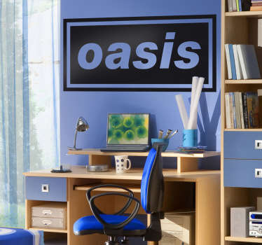 Para os fãs da fantástica banda inglesa, Oasis, temos este vinil autocolante decorativo de rock do logotipo da mesma. Medidas personalizáveis.