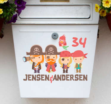 Tilpasses familiepirater postkasse hjemme mærkat - TenStickers