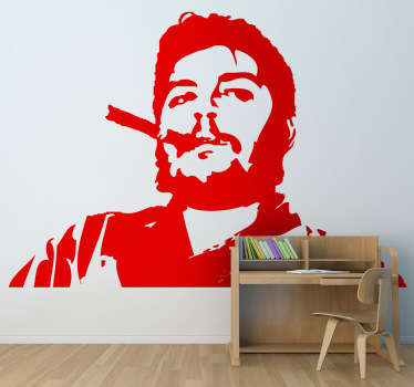 Apresentamos o autocolante de parede representado uma imagem do revolucionário e diplomata Che Guevara para decorar as suas salas.