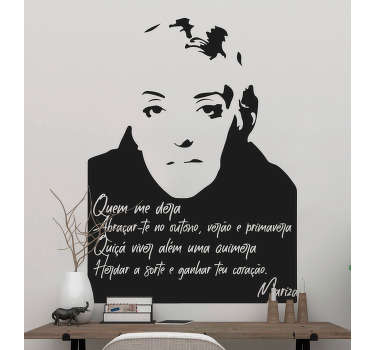 Autocolante decorativo de letras de canções com o refrão do fado "Quem me dera" de Mariza inserido num retrato em silhueta da mesma.