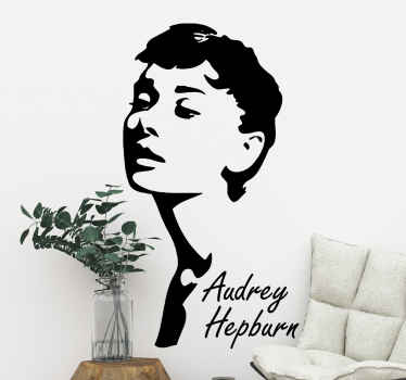 Um produtode vinil autocolante decorativo da arte da parede de personagens de personalidade de audrey hepburn. é fácil de aplicar e temos em diferentes opções de tamanho para o seu espaço de decoração.