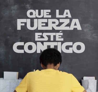 Frase vinilo pared con el texto "que la fuerza está contigo" para decorar tu casa con tu saga favorita. Elige medidas ¡Envío a domicilio!