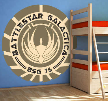 Adhesivo de esta serie de televisión clásica que empezó a emitirse a finales de los años 70, traducida inicialmente al español como "Galáctica, estrella de combate".