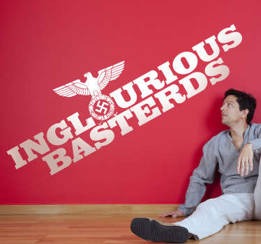 Adhesivo del logo en inglés de la película de Quentin Tarantino protagonizada por Brad Pitt y ambientada en la Segunda Guerra Mundial.