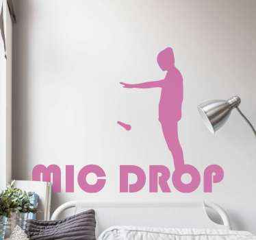 Vinil decorativo de arte musical para adolescentes. O design é a silhueta de um adolescente deixando cair um microfone, também está inscrito com o texto '' queda de microfone ''.