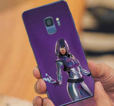 Vinil decorativo do telefone da personagem feminina da fortnite para samsung. O personagem retrata um super-herói feminino de quinze dias vestindo traje de combate.
