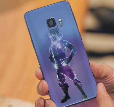 Um vinil autocolante decorativo de telefone com caracteres quinzenais para samsung. O personagem retrata um guerreiro de quinze dias vestindo uma roupa de combate e posando no espaço.