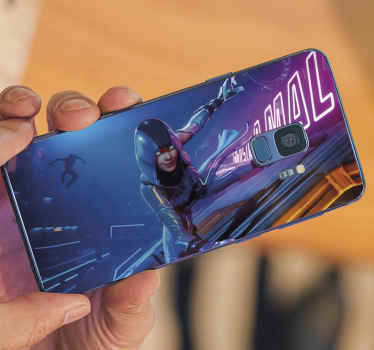 Vinil decorativo para telefone samsung da fortnite. O desenho é uma ilustração de uma personagem feminina quinze subindo em um telhado em um traje de super-herói.