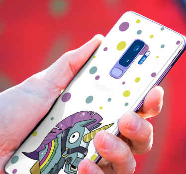 Fortnite horse samsung stickers. Um desenho de cavalo representando o personagem guerreiro da fortnite, seu fundo é impresso com pontos coloridos.