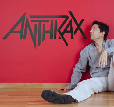 Adhesivo con el característico logotipo de una famosa banda estadounidense de metal de los años 80.