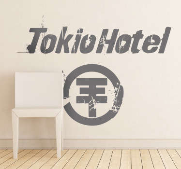Adhésif représentant le logo du groupe allemand Tokio Hotel. Idée déco spéciale pour les fans inconditionnels du groupe.