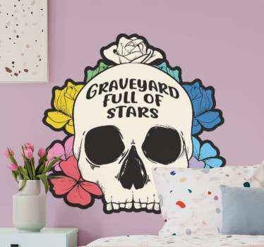 Um autocolante decorativo ilustrativo de caveira com flores e inscrições. No desenho está a inscrição '' cemitério cheio de estrelas.