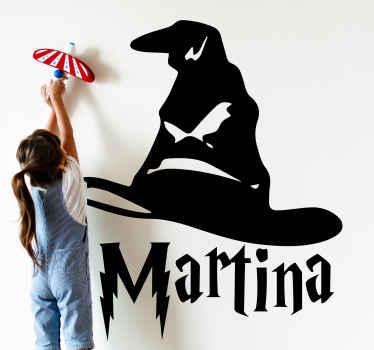 Autocolante chapéu seletor que apresenta uma imagem do chapéu seletor icónico com o seu nome personalizado embaixo. Descontos disponíveis.