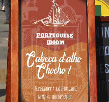 Projeto de vinis decorativos de citação de ditado popular português feito com fundo laranja é uma característica com a silhueta de um veleiro e um marco histórico.