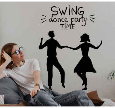 Nuori pari tanssii sisustustarra nuoren lapsen huoneeseen - Tenstickers
