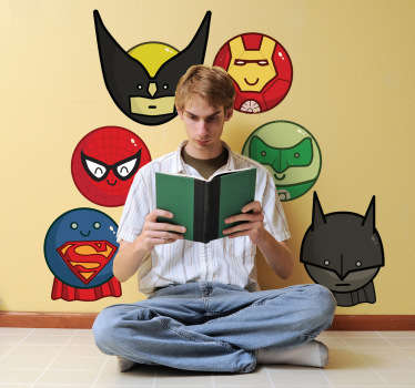 Autocolante decorativo infantil ilustrando um pictograma com poderosos super-heróis, como o Homem Aranha, o Batman, o Super-Homem, entre outros!