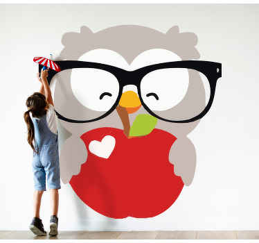 Naklejka na ścianę ptaki Rysunkowa sowa z jabłkiem - TenStickers