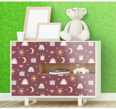 Adesivo mobile modello con corone, stelle e arcobaleni - TenStickers