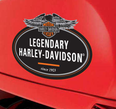 Pegatina ovalada en tonos negros, grises y naranjas de esta famosa casa de motocicletas estadounidense.