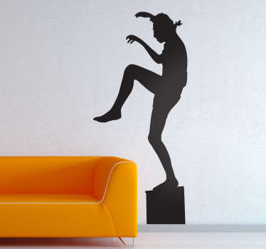 La técnica de la grulla, Dani Larusso en plena acción para enfrentarse a los Cobra Kai gracias a las enseñanzas del señor Miyagi.