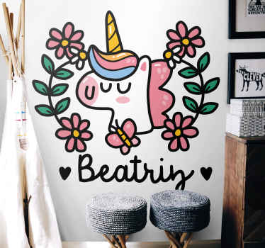 Personalize o quarto de uma criança ou qualquer espaço na beleza adorável deste unicórnio de fantasia de fada com impressão de produtode flor que pode ser personalizada com o nome.