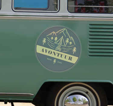 Avontuurlijke camper sticker met jaartal - TenStickers